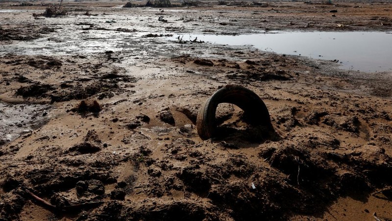 Laguna Albufera di Wilayah selatan Valencia dibanjiri berton-ton sampah plastik, mobil rusak, dan produk farmasi akibat banjir bandang yang melanda Spanyol tenggara bulan lalu. (REUTERS/ Eva Manez)