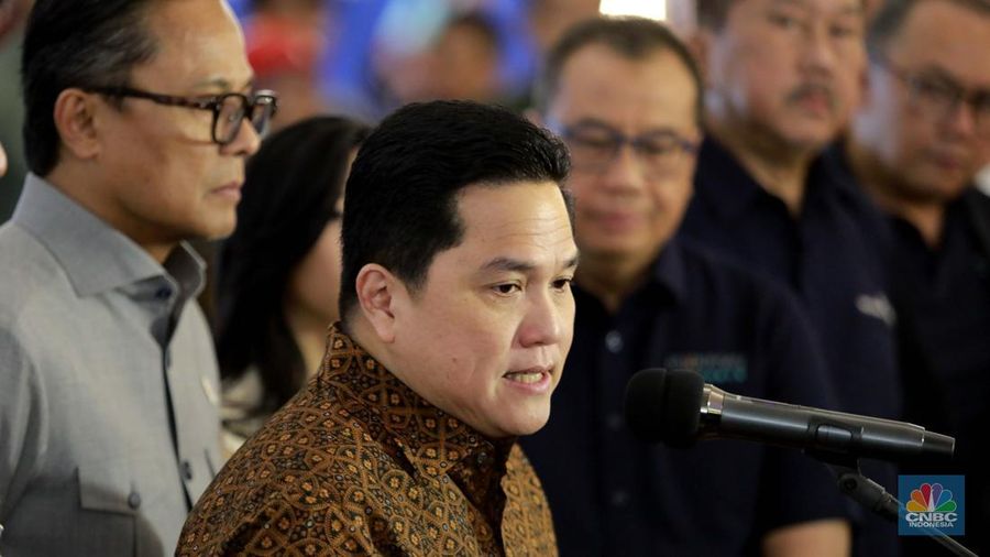 Menteri BUMN Erik Tohir (dua kanan) meninjau fasilitas di Terminal 3, Bandara Soekarno-Hatta, Tangerang, Rabu (04/12/2024). (վ/Muhammad Sabki)