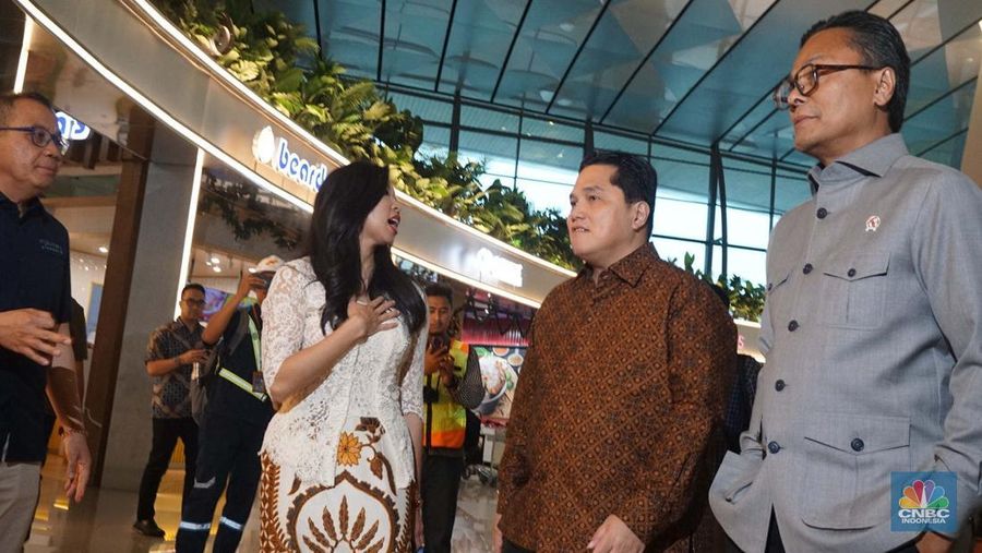 Menteri BUMN Erik Tohir (dua kanan) meninjau fasilitas di Terminal 3, Bandara Soekarno-Hatta, Tangerang, Rabu (04/12/2024). (CNBC Indonesia/Muhammad Sabki)