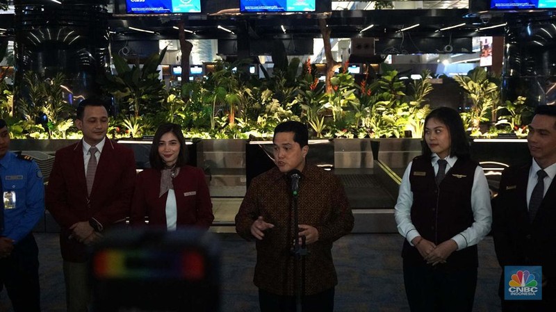 Sejumlah penumpang berjalan di Terminal 3 Bandara Soekarno Hatta, Tangerang, Rabu (4/12/2024). (CNBC Indonesia/Muhammad Sabki)