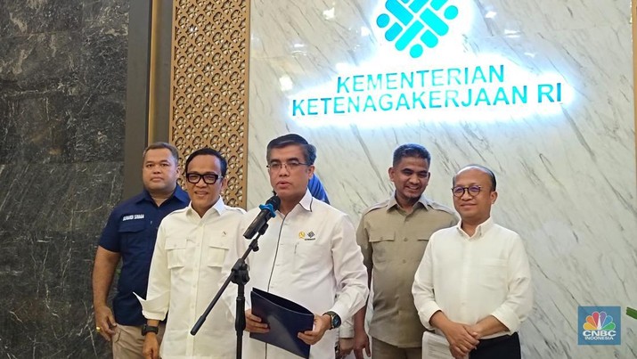 Menteri Ketanagakerjaan, Yassierli saat konferensi pers Upah Minimum 2024 pada Rabu (4/12/2024). (CNBC Indonesia/Martyasari Rizky)