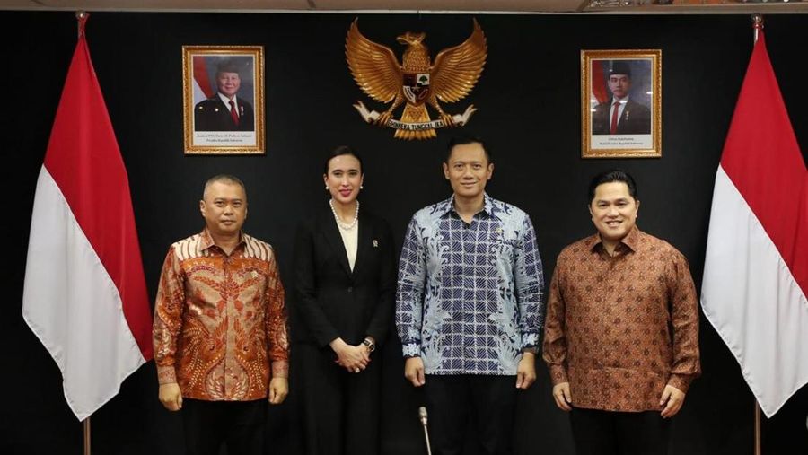 Menteri Koordinator Bidang Infrastruktur dan Pembangunan Kewilayahan, Agus Harimurti Yudhoyono (Menko AHY), memimpin rapat koordinasi terkait penurunan harga tiket pesawat menjelang Natal dan Tahun Baru (Nataru) 2024, pada hari Selasa, (3/12/2024). (Dok. Kemenko Bidang Infrastruktur dan Pembangunan Kewilayahan)