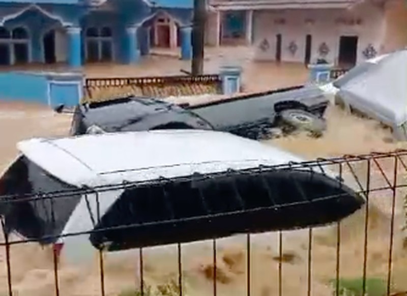 Momen Kapolres Sukabumi Bantu Pemotor Lintasi Luapan Banjir Momen Kapolres Sukabumi Bantu Pemotor Lintasi Luapan Banjir