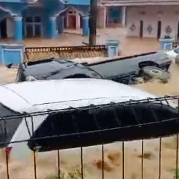 Penampakan Jalan Terputus-Mobil Digulung Banjir Besar di Sukabumi