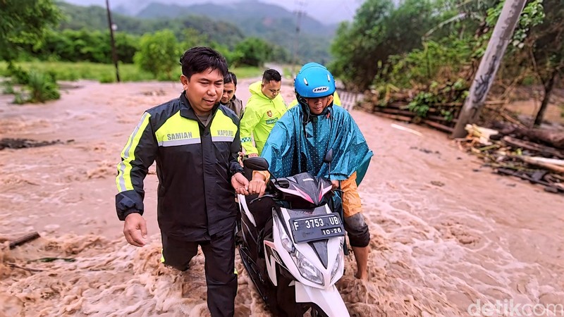 Momen Kapolres Sukabumi Bantu Pemotor Lintasi Luapan Banjir Momen Kapolres Sukabumi Bantu Pemotor Lintasi Luapan Banjir