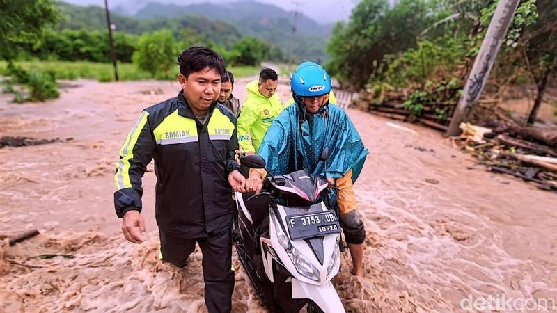 Momen Kapolres Sukabumi Bantu Pemotor Lintasi Luapan Banjir