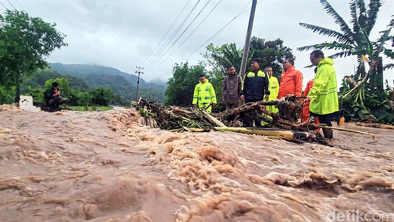 Momen Kapolres Sukabumi Bantu Pemotor Lintasi Luapan Banjir Momen Kapolres Sukabumi Bantu Pemotor Lintasi Luapan Banjir