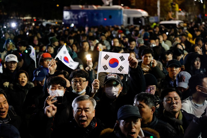 Orang-orang berkumpul di luar Majelis Nasional, setelah Presiden Korea Selatan Yoon Suk Yeol mengumumkan darurat militer, di Seoul, Korea Selatan, 4 Desember 2024. Orang-orang berkumpul di luar Majelis Nasional, setelah Presiden Korea Selatan Yoon Suk Yeol mengumumkan darurat militer, di Seoul, Korea Selatan, 4 Desember 2024. (REUTERS/Kim Soo-hyeon)