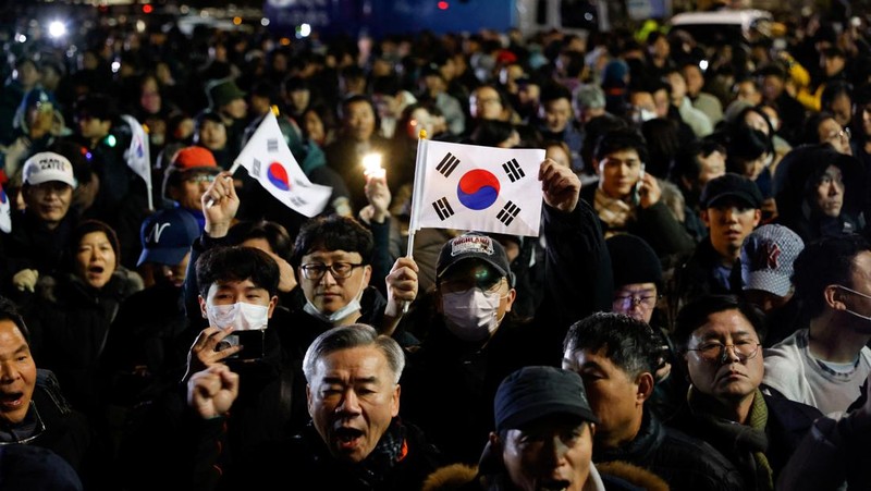 Orang-orang berkumpul di luar Majelis Nasional, setelah Presiden Korea Selatan Yoon Suk Yeol mengumumkan darurat militer, di Seoul, Korea Selatan, 4 Desember 2024. (REUTERS/Kim Soo-hyeon)