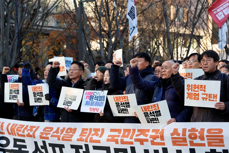Orang-orang berkumpul di luar Majelis Nasional, setelah Presiden Korea Selatan Yoon Suk Yeol mengumumkan darurat militer, di Seoul, Korea Selatan, 4 Desember 2024. (REUTERS/Kim Soo-hyeon)
