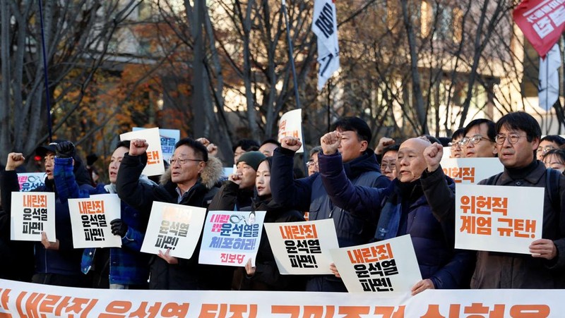 Orang-orang berkumpul di luar Majelis Nasional, setelah Presiden Korea Selatan Yoon Suk Yeol mengumumkan darurat militer, di Seoul, Korea Selatan, 4 Desember 2024. (REUTERS/Kim Soo-hyeon)