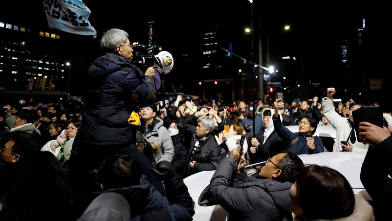 Orang-orang berkumpul di luar Majelis Nasional, setelah Presiden Korea Selatan Yoon Suk Yeol mengumumkan darurat militer, di Seoul, Korea Selatan, 4 Desember 2024. (REUTERS/Kim Soo-hyeon)