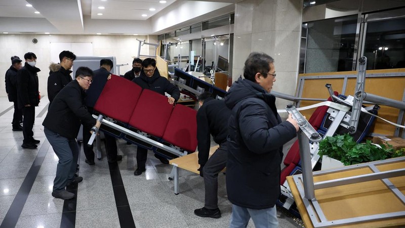 Pintu masuk Majelis Nasional ditutup, setelah Presiden Korea Selatan Yoon Suk Yeol mengumumkan darurat militer, di Seoul, Korea Selatan, 4 Desember 2024. (REUTERS/Kim Hong-Ji)