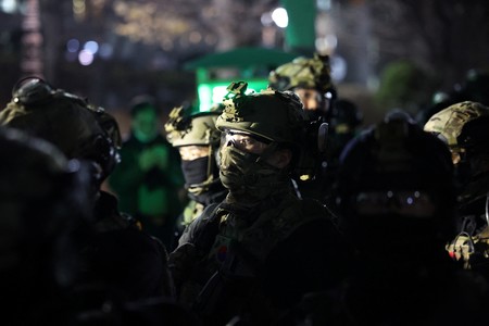 Pasukan militer berdiri di luar Majelis Nasional, setelah Presiden Korea Selatan Yoon Suk Yeol mengumumkan darurat militer, di Seoul, Korea Selatan, 4 Desember 2024. (REUTERS/Kim Hong-Ji)