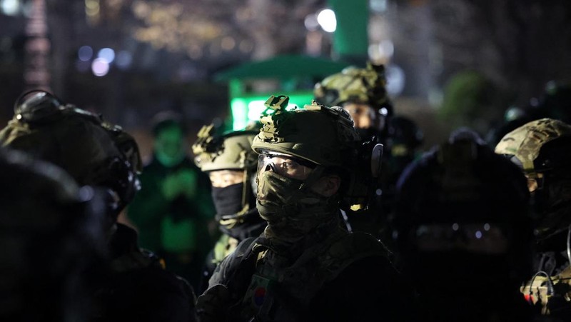 Pasukan militer berdiri di luar Majelis Nasional, setelah Presiden Korea Selatan Yoon Suk Yeol mengumumkan darurat militer, di Seoul, Korea Selatan, 4 Desember 2024. (REUTERS/Kim Hong-Ji)