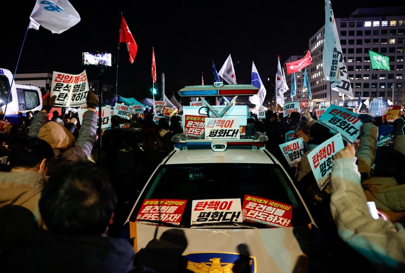 Orang-orang berkumpul di luar Majelis Nasional, setelah Presiden Korea Selatan Yoon Suk Yeol mengumumkan darurat militer, di Seoul, Korea Selatan, 4 Desember 2024. Orang-orang berkumpul di luar Majelis Nasional, setelah Presiden Korea Selatan Yoon Suk Yeol mengumumkan darurat militer, di Seoul, Korea Selatan, 4 Desember 2024. (REUTERS/Kim Soo-hyeon)