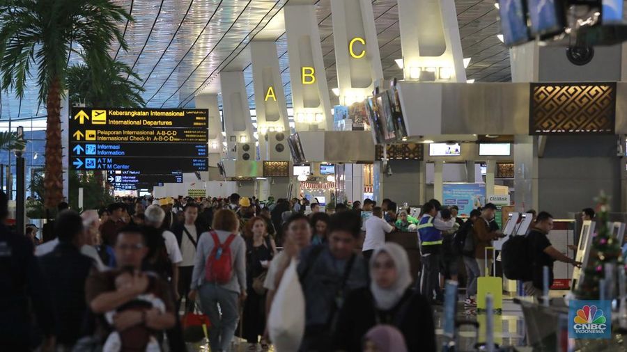 Sejumlah penumpang berjalan di Terminal 3 Bandara Soekarno Hatta, Tangerang, Rabu (4/12/2024). (վ/Muhammad Sabki)