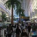 Sejumlah penumpang berjalan di Terminal 3 Bandara Soekarno Hatta, Tangerang, Rabu (4/12/2024). (CNBC Indonesia/Muhammad Sabki)