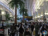 Sejumlah penumpang berjalan di Terminal 3 Bandara Soekarno Hatta, Tangerang, Rabu (4/12/2024). (CNBC Indonesia/Muhammad Sabki)