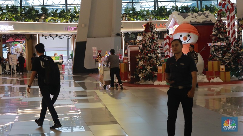 Sejumlah penumpang berjalan di Terminal 3 Bandara Soekarno Hatta, Tangerang, Rabu (4/12/2024). (CNBC Indonesia/Muhammad Sabki) Sejumlah penumpang berjalan di Terminal 3 Bandara Soekarno Hatta, Tangerang, Rabu (4/12/2024). (CNBC Indonesia/Muhammad Sabki)