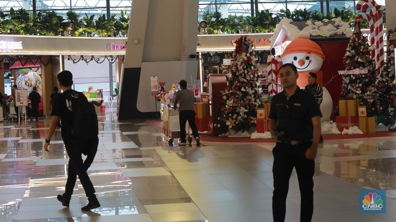 Sejumlah penumpang berjalan di Terminal 3 Bandara Soekarno Hatta, Tangerang, Rabu (4/12/2024). (CNBC Indonesia/Muhammad Sabki)