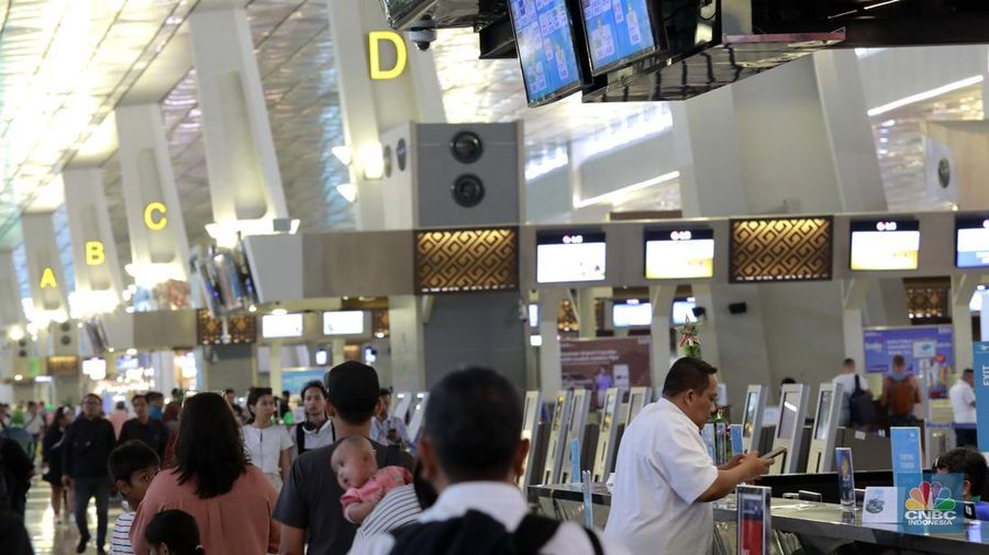 Sejumlah penumpang berjalan di Terminal 3 Bandara Soekarno Hatta, Tangerang, Rabu (4/12/2024). (CNBC Indonesia/Muhammad Sabki)