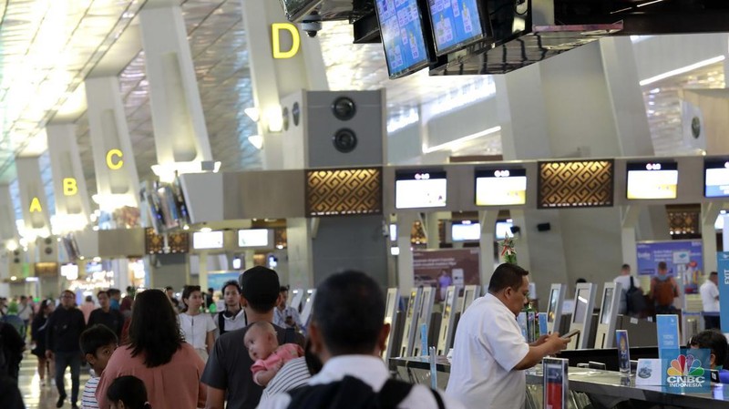 Sejumlah penumpang berjalan di Terminal 3 Bandara Soekarno Hatta, Tangerang, Rabu (4/12/2024). (CNBC Indonesia/Muhammad Sabki)