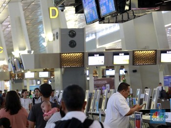 Sejumlah penumpang berjalan di Terminal 3 Bandara Soekarno Hatta, Tangerang, Rabu (4/12/2024). (CNBC Indonesia/Muhammad Sabki)