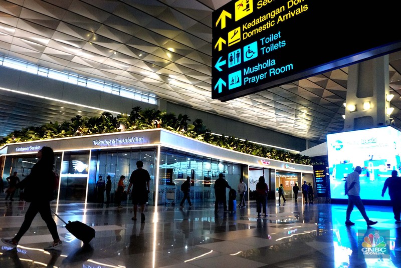 Sejumlah penumpang berjalan di Terminal 3 Bandara Soekarno Hatta, Tangerang, Rabu (4/12/2024). (CNBC Indonesia/Muhammad Sabki)