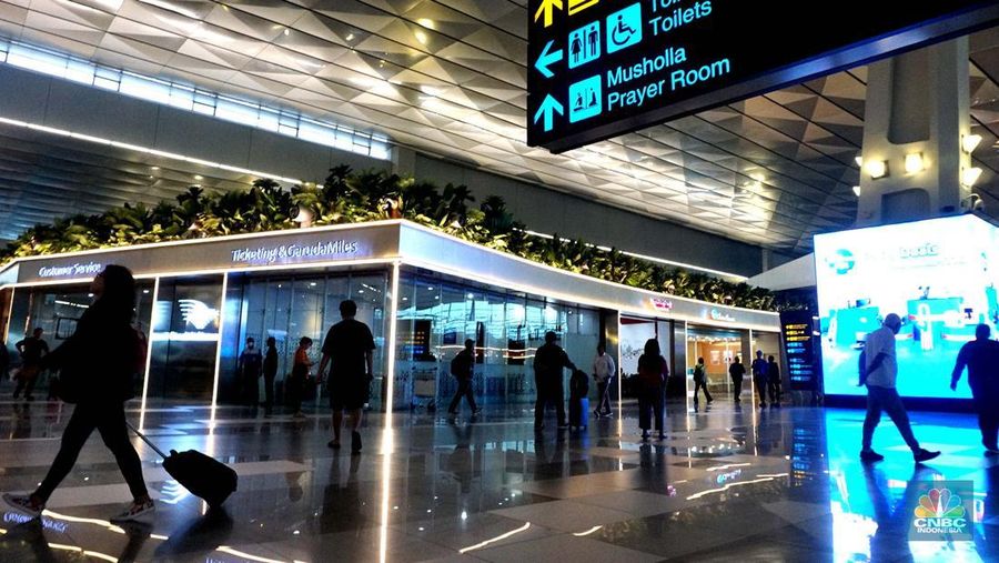 Sejumlah penumpang berjalan di Terminal 3 Bandara Soekarno Hatta, Tangerang, Rabu (4/12/2024). (վ/Muhammad Sabki)