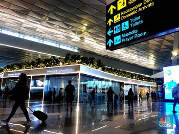Sejumlah penumpang berjalan di Terminal 3 Bandara Soekarno Hatta, Tangerang, Rabu (4/12/2024). (CNBC Indonesia/Muhammad Sabki)