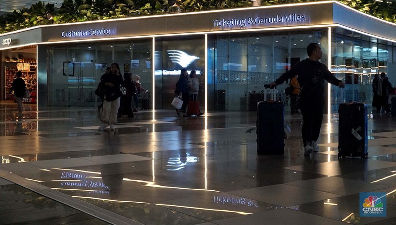 Sejumlah penumpang berjalan di Terminal 3 Bandara Soekarno Hatta, Tangerang, Rabu (4/12/2024). (CNBC Indonesia/Muhammad Sabki)
