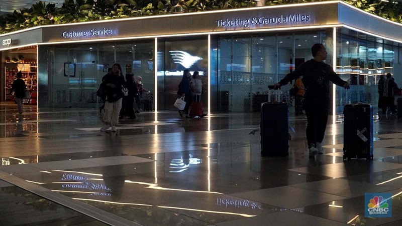 Sejumlah penumpang berjalan di Terminal 3 Bandara Soekarno Hatta, Tangerang, Rabu (4/12/2024). (CNBC Indonesia/Muhammad Sabki)