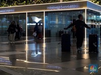 Sejumlah penumpang berjalan di Terminal 3 Bandara Soekarno Hatta, Tangerang, Rabu (4/12/2024). (CNBC Indonesia/Muhammad Sabki)