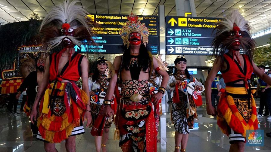 Sejumlah penumpang berjalan di Terminal 3 Bandara Soekarno Hatta, Tangerang, Rabu (4/12/2024). (CNBC Indonesia/Muhammad Sabki)