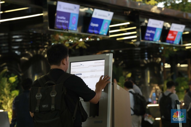 Sejumlah penumpang berjalan di Terminal 3 Bandara Soekarno Hatta, Tangerang, Rabu (4/12/2024). (CNBC Indonesia/Muhammad Sabki) Sejumlah penumpang berjalan di Terminal 3 Bandara Soekarno Hatta, Tangerang, Rabu (4/12/2024). (CNBC Indonesia/Muhammad Sabki)