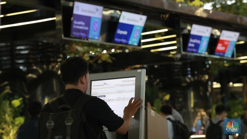 Sejumlah penumpang berjalan di Terminal 3 Bandara Soekarno Hatta, Tangerang, Rabu (4/12/2024). (CNBC Indonesia/Muhammad Sabki)