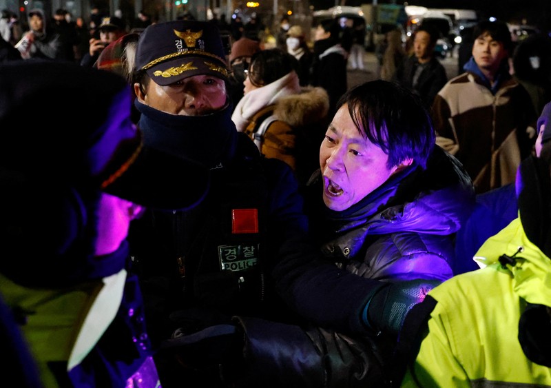 Orang-orang berkumpul di luar Majelis Nasional, setelah Presiden Korea Selatan Yoon Suk Yeol mengumumkan darurat militer, di Seoul, Korea Selatan, 4 Desember 2024. Orang-orang berkumpul di luar Majelis Nasional, setelah Presiden Korea Selatan Yoon Suk Yeol mengumumkan darurat militer, di Seoul, Korea Selatan, 4 Desember 2024. (REUTERS/Kim Soo-hyeon)