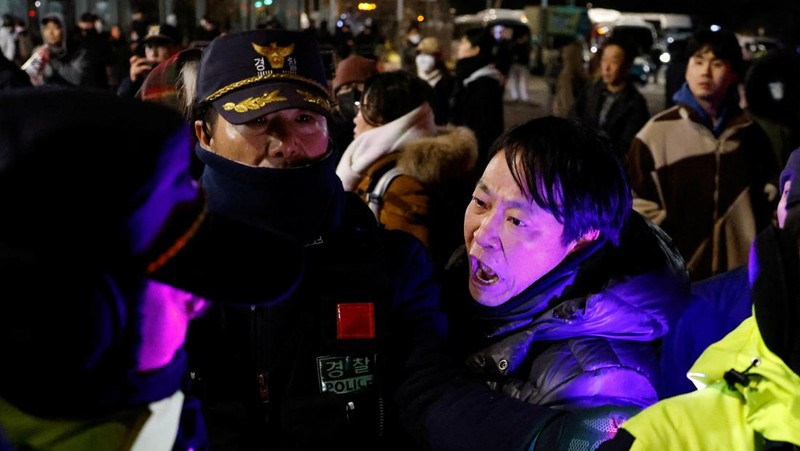 Orang-orang berkumpul di luar Majelis Nasional, setelah Presiden Korea Selatan Yoon Suk Yeol mengumumkan darurat militer, di Seoul, Korea Selatan, 4 Desember 2024. (REUTERS/Kim Soo-hyeon)