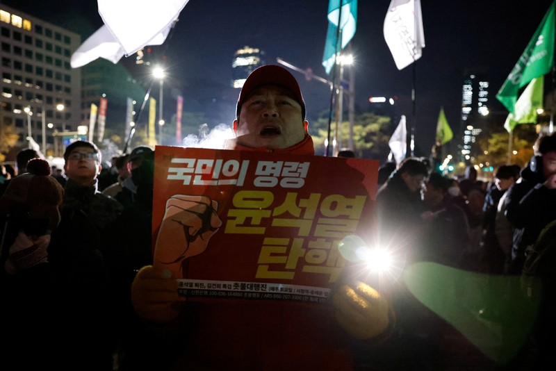 Orang-orang berkumpul di luar Majelis Nasional, setelah Presiden Korea Selatan Yoon Suk Yeol mengumumkan darurat militer, di Seoul, Korea Selatan, 4 Desember 2024. Orang-orang berkumpul di luar Majelis Nasional, setelah Presiden Korea Selatan Yoon Suk Yeol mengumumkan darurat militer, di Seoul, Korea Selatan, 4 Desember 2024. (REUTERS/Kim Soo-hyeon)