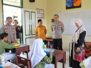 Pelajar di Malang Ini Menangis Saat Terima Makanan Bergizi Gratis