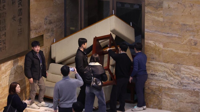 Pintu masuk Majelis Nasional ditutup, setelah Presiden Korea Selatan Yoon Suk Yeol mengumumkan darurat militer, di Seoul, Korea Selatan, 4 Desember 2024. (REUTERS/Kim Hong-Ji)