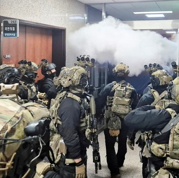 Detik-Detik Tentara Korsel Serbu Parlemen Saat Darurat Militer