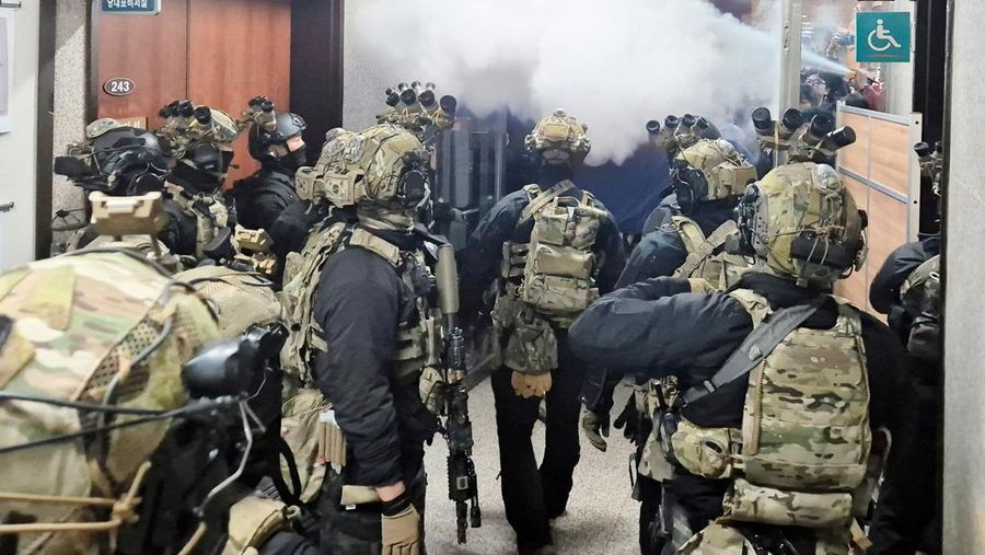 Tentara maju ke gedung utama Majelis Nasional setelah Presiden Korea Selatan Yoon Suk Yeol mengumumkan darurat militer di Seoul, Korea Selatan, 3 Desember 2024. (Yonhap via REUTERS)