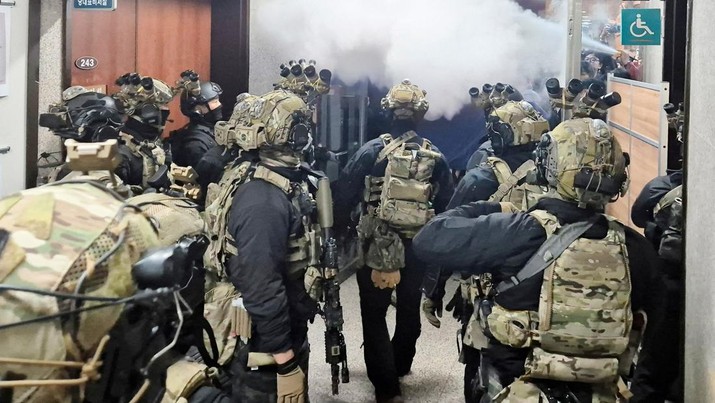 Tentara maju ke gedung utama Majelis Nasional setelah Presiden Korea Selatan Yoon Suk Yeol mengumumkan darurat militer di Seoul, Korea Selatan, 3 Desember 2024. (Yonhap via REUTERS)