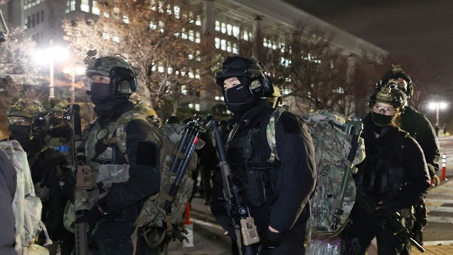 Tentara meninggalkan Majelis Nasional setelah parlemen Korea Selatan meloloskan mosi yang mengharuskan darurat militer yang diumumkan oleh Presiden Yoon Suk Yeol dicabut di Seoul, Korea Selatan, 4 Desember 2024. (Yonhap via REUTERS)