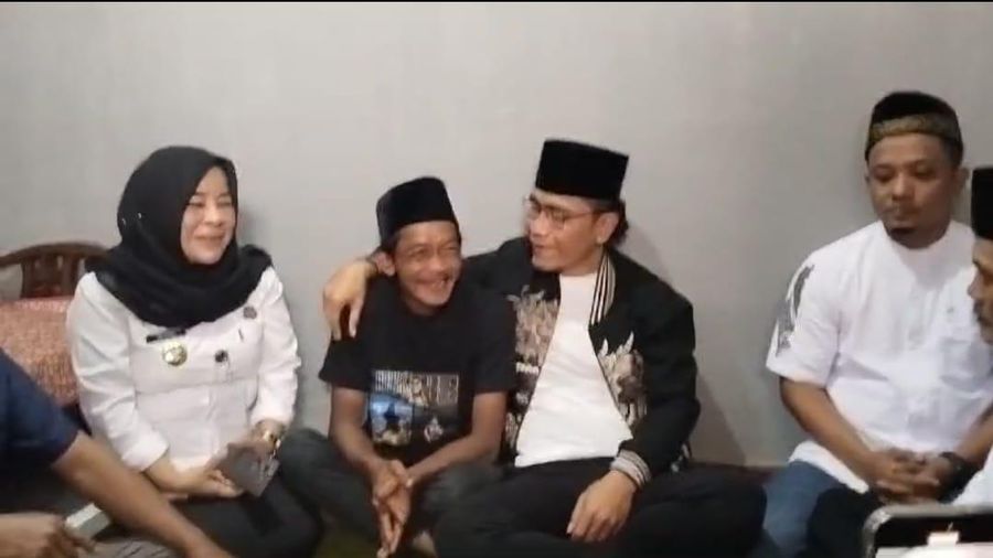 Utusan Khusus Presiden Miftah Maulana Habiburrahman atau Gus Miftah bertemu penjual es teh Sunhaji (38) di Grabag, Kabupaten Magelang. (Dok. Camat Grabag via Detikcom)