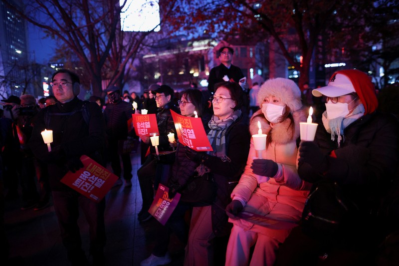 Warga menyalaka lilin saat mengahdiri aksi solidaritas yang mengecam pernyataan mendadak Presiden Korea Selatan Yoon Suk Yeol di Seoul, Korea Selatan, Rabu (4/12/2024). (REUTERS/Kim Kyung-Hoon) Warga menyalaka lilin saat mengahdiri aksi solidaritas yang mengecam pernyataan mendadak Presiden Korea Selatan Yoon Suk Yeol di Seoul, Korea Selatan, Rabu (4/12/2024). (REUTERS/Kim Kyung-Hoon)