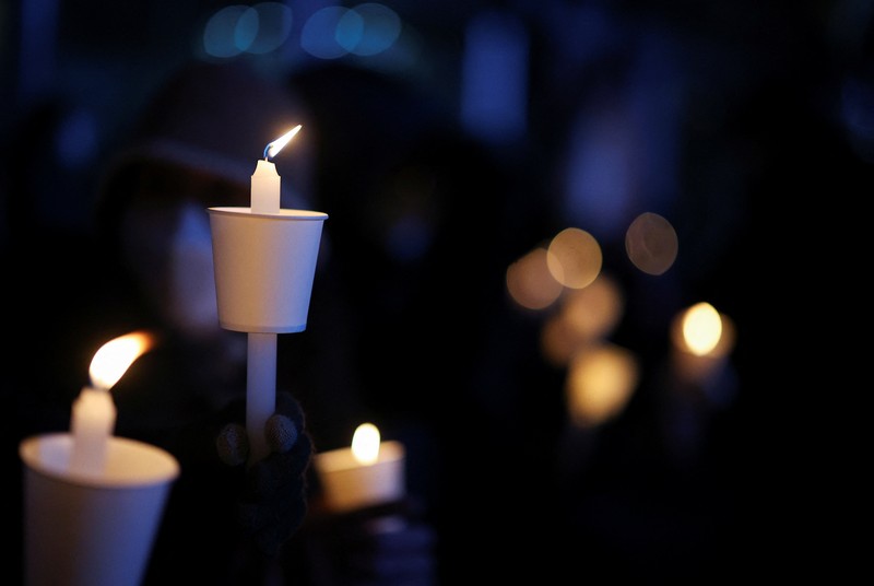 Warga menyalaka lilin saat mengahdiri aksi solidaritas yang mengecam pernyataan mendadak Presiden Korea Selatan Yoon Suk Yeol di Seoul, Korea Selatan, Rabu (4/12/2024). (REUTERS/Kim Kyung-Hoon) Warga menyalaka lilin saat mengahdiri aksi solidaritas yang mengecam pernyataan mendadak Presiden Korea Selatan Yoon Suk Yeol di Seoul, Korea Selatan, Rabu (4/12/2024). (REUTERS/Kim Kyung-Hoon)