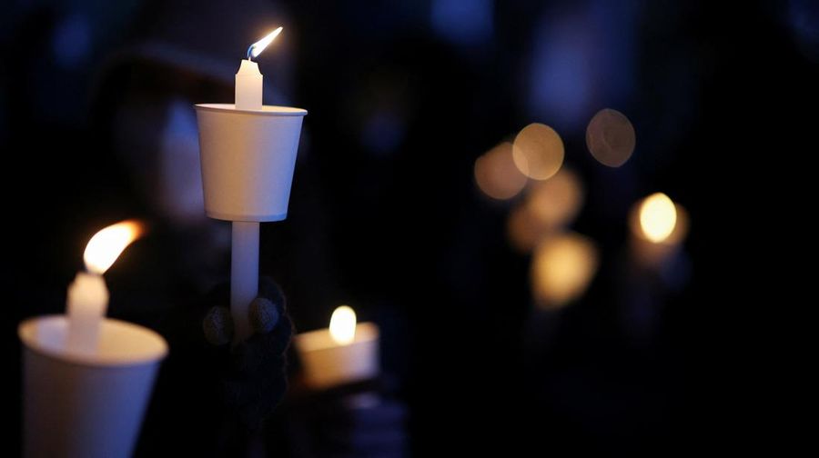 Warga menyalaka lilin saat mengahdiri aksi solidaritas yang mengecam pernyataan mendadak Presiden Korea Selatan Yoon Suk Yeol di Seoul, Korea Selatan, Rabu (4/12/2024). (REUTERS/Kim Kyung-Hoon)